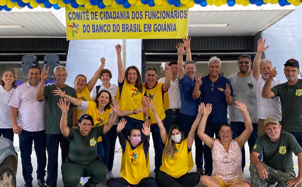 Imagem da notícia: Comitê arrecada e distribui 2 mil cestas básicas para mais de 140 entidades neste Natal