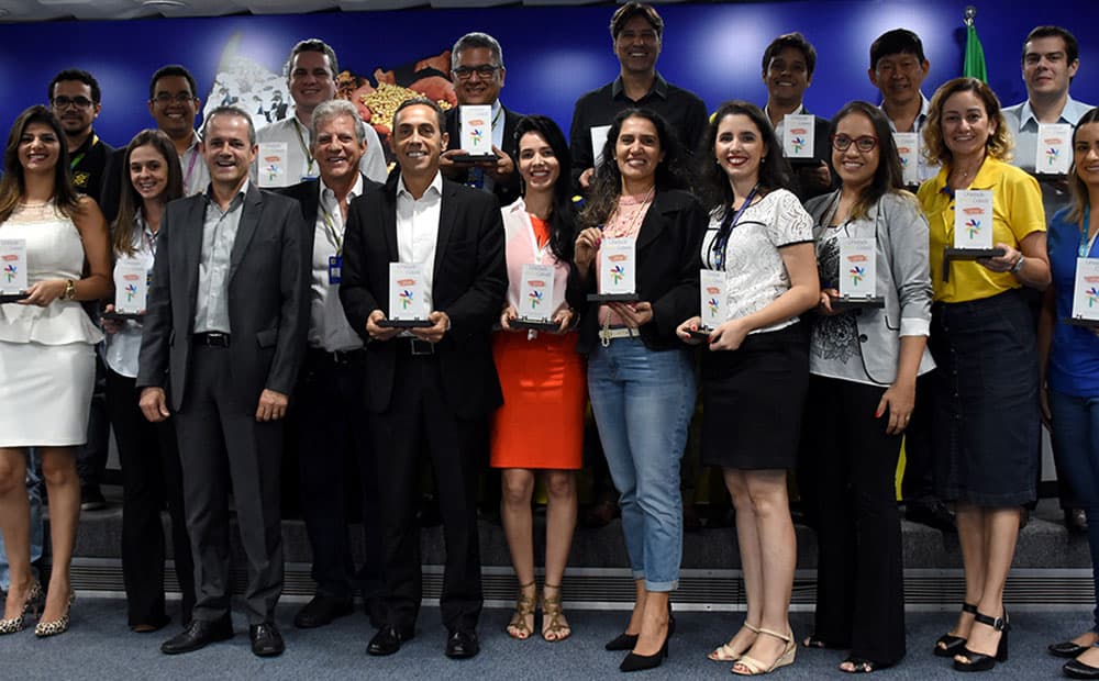 Imagem da notícia: Comitê lança campanha de Natal e entrega troféu para unidades 100% cidadãs
