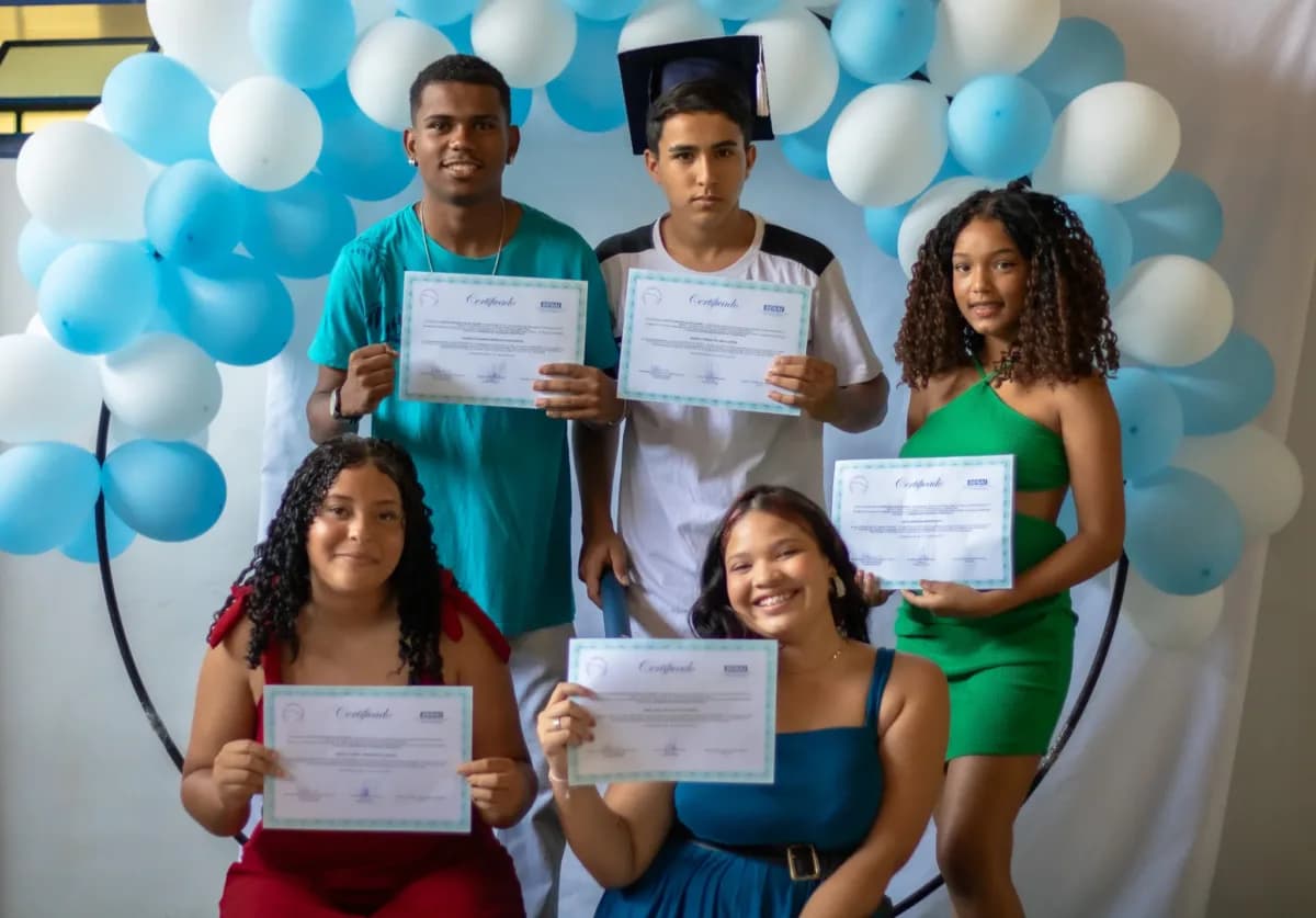 Imagem da notícia: Alunos do Curso de Corte e Costura promovido pela SETE em parceria com o Comitê recebem diplomas em cerimônia de formatura