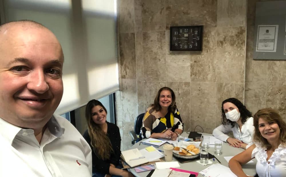 Imagem da notícia: Membros da diretoria do Comitê se reúnem para reunião mensal