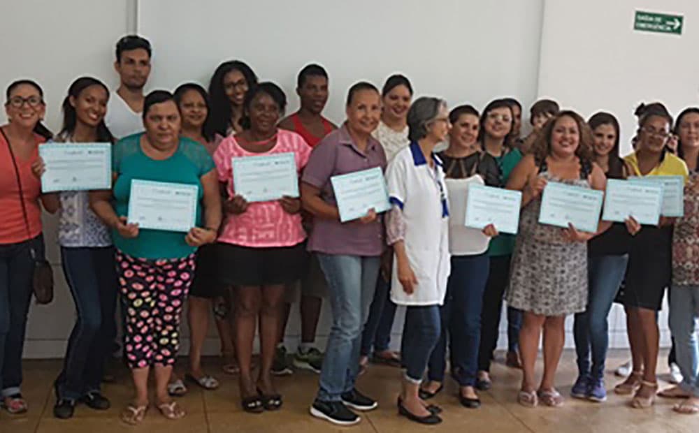 Imagem da notícia: Moradia e Cidadania/GO entrega certificados aos participantes do Curso de Costureiro Industrial