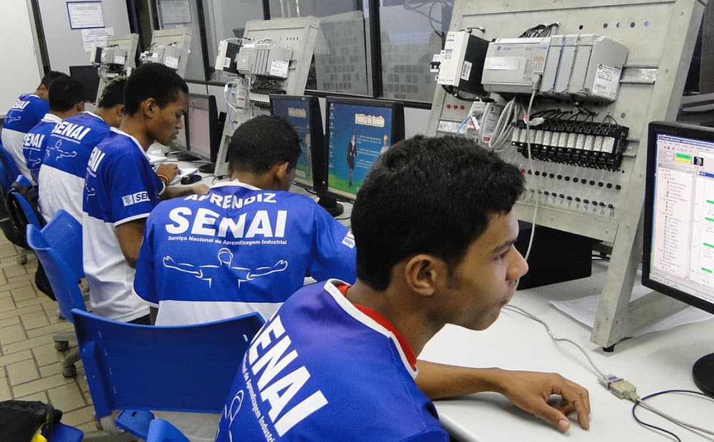 Imagem da notícia: SENAI promove cursos de capacitação profissional a distância.